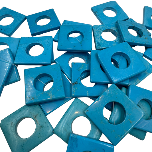 Gruppo di perle Rombo/Quadrato 40mm in Turchese Stabilizzato Pasta con foro centrale, colore azzurro vivo