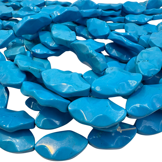 Perle a forma di Ovale Ritorto, circa 18 mm (larghezza) x 33 mm (lunghezza) x 5 mm (spessore).