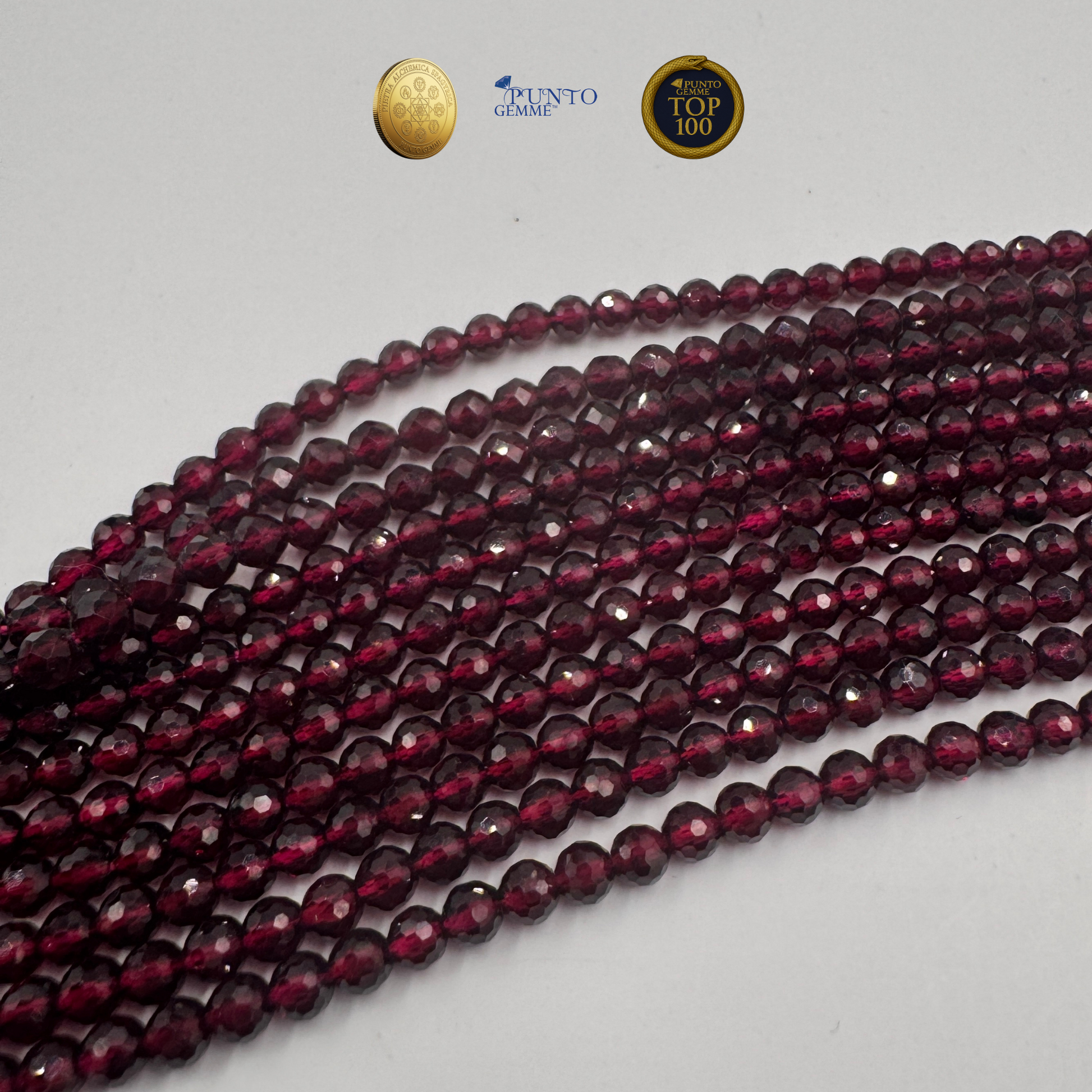 Immagine del filo esposto alla luce, evidenziando il fuoco e i riflessi rossi della sfaccettatura.