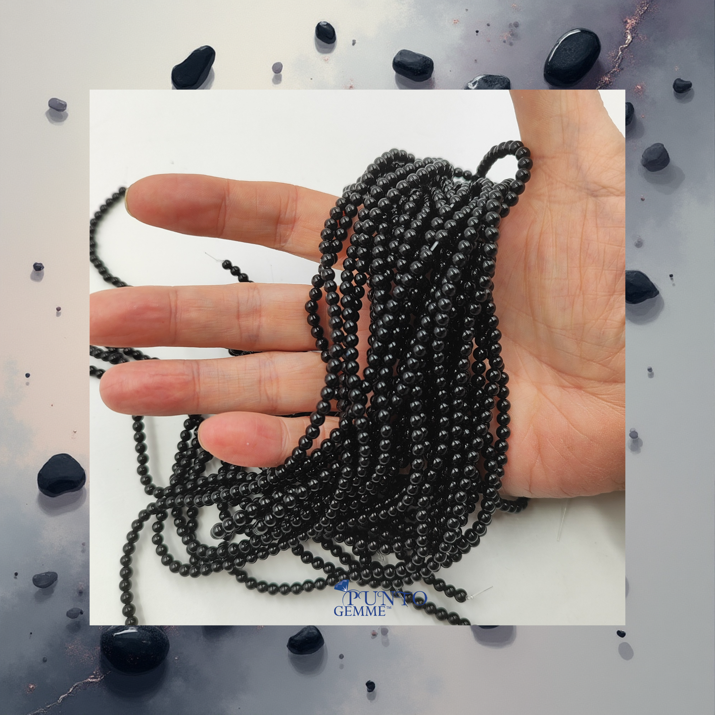 Dettaglio ravvicinato delle perle di Agata Nera tonda liscia, evidenziando il colore nero intenso e uniforme.PE0600-04