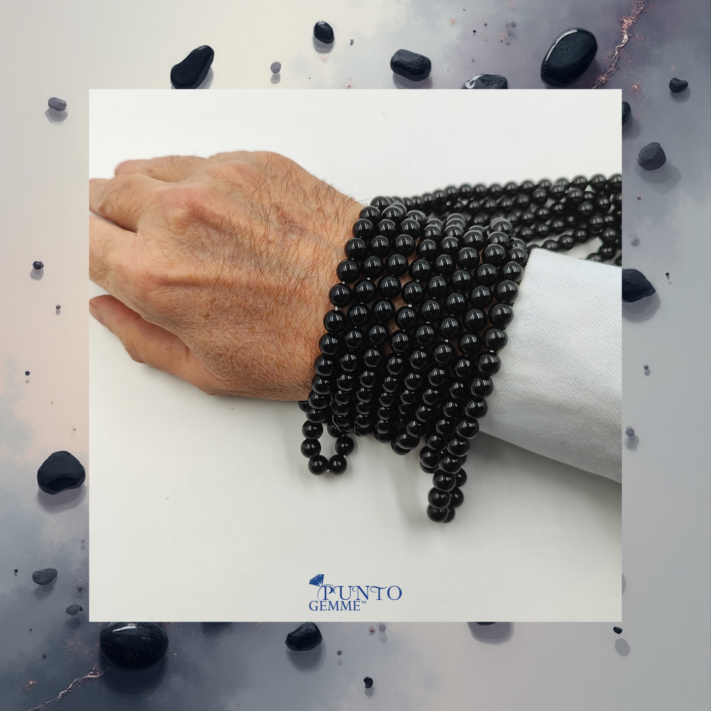 Dettaglio ravvicinato delle perle di Agata Nera tonda liscia, evidenziando il colore nero intenso e uniforme.PE0600-06