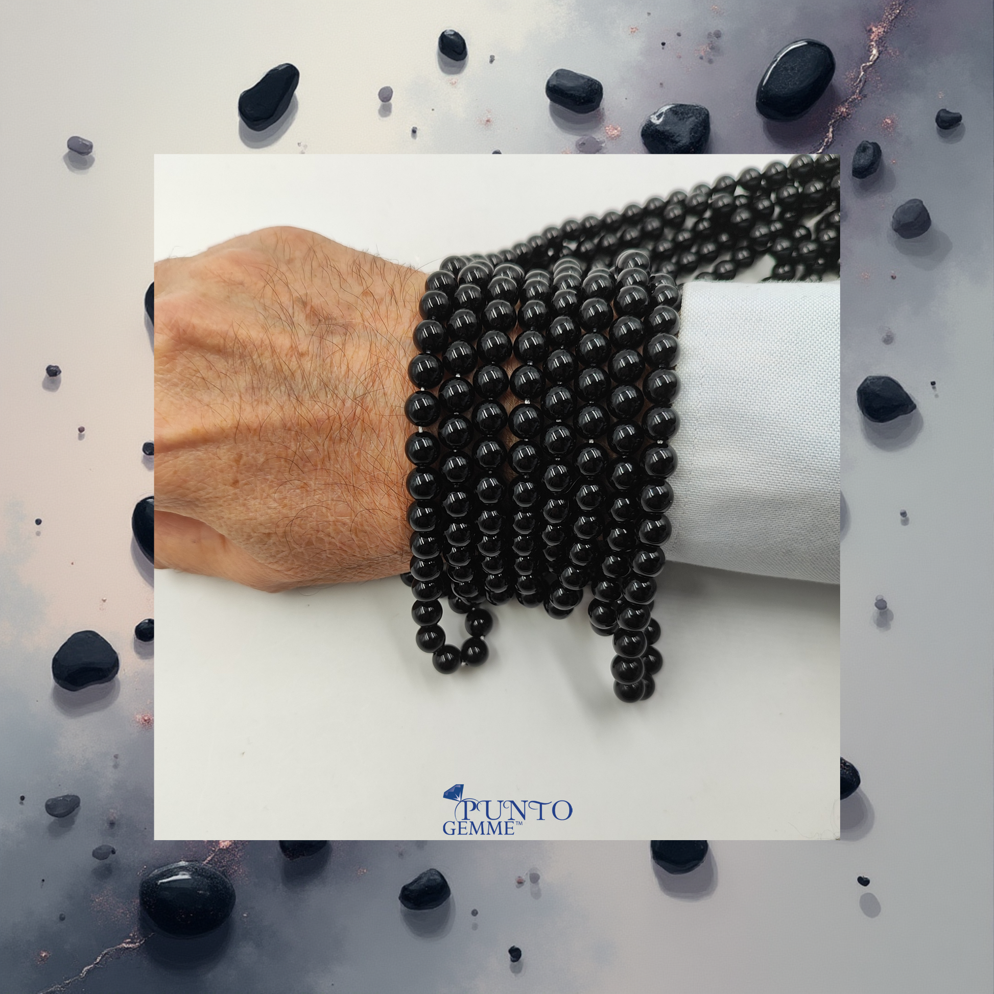 Dettaglio ravvicinato delle perle di Agata Nera tonda liscia, evidenziando il colore nero intenso e uniforme.PE0600-08