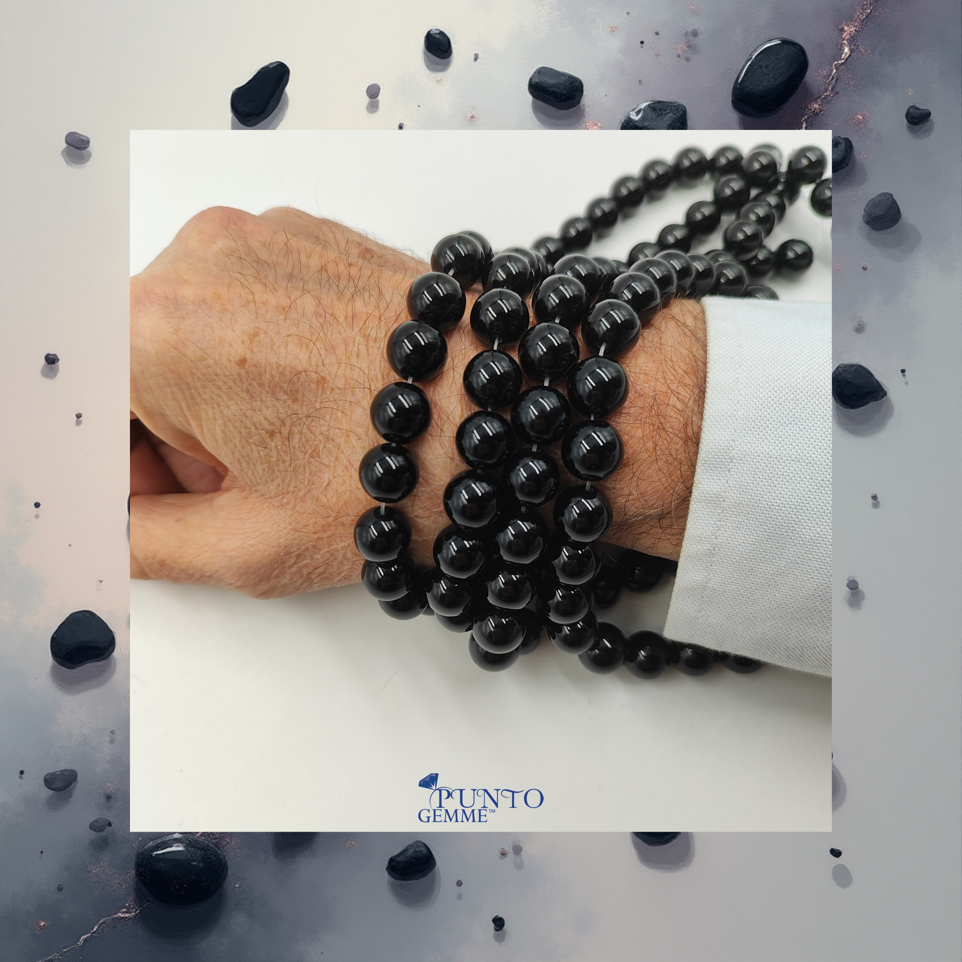 Dettaglio ravvicinato delle perle di Agata Nera tonda liscia, evidenziando il colore nero intenso e uniforme. PE0600-12