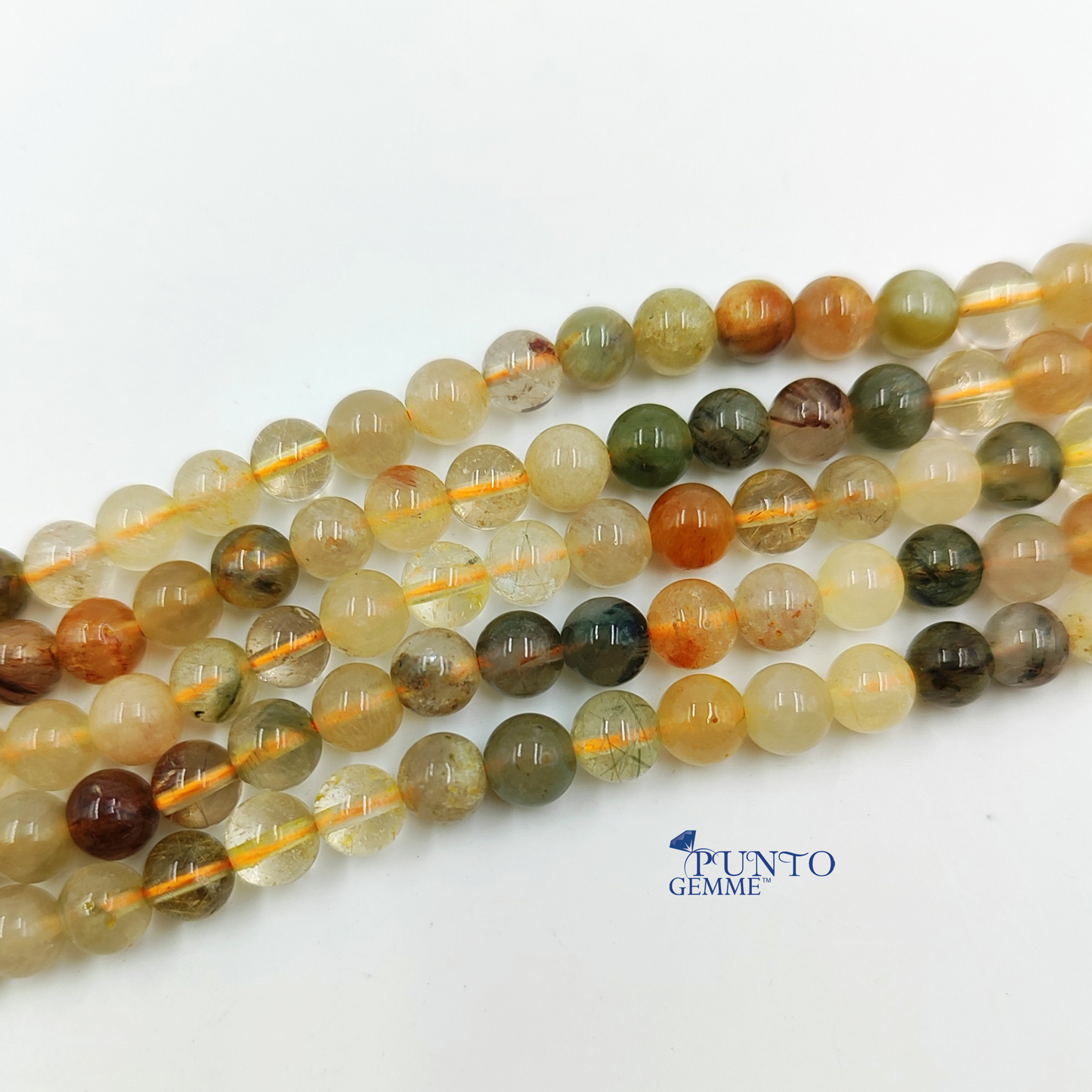 Primo piano di  perle di Quarzo Rutilato Arcobaleno che evidenzia la finitura liscia.