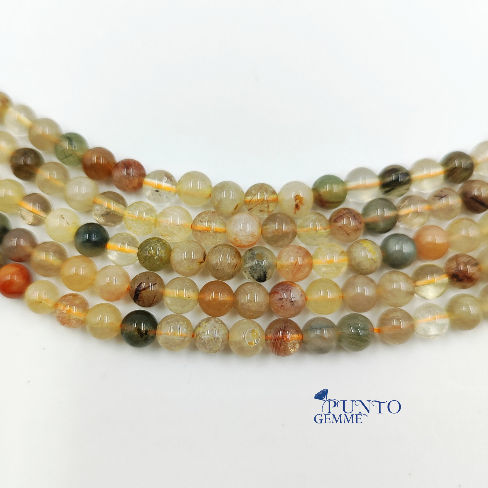 Quarzo Rutilato Arcobaleno, perle lisce 6 mm, punto Gemme,che mostrano le inclusioni e i riflessi colorati.