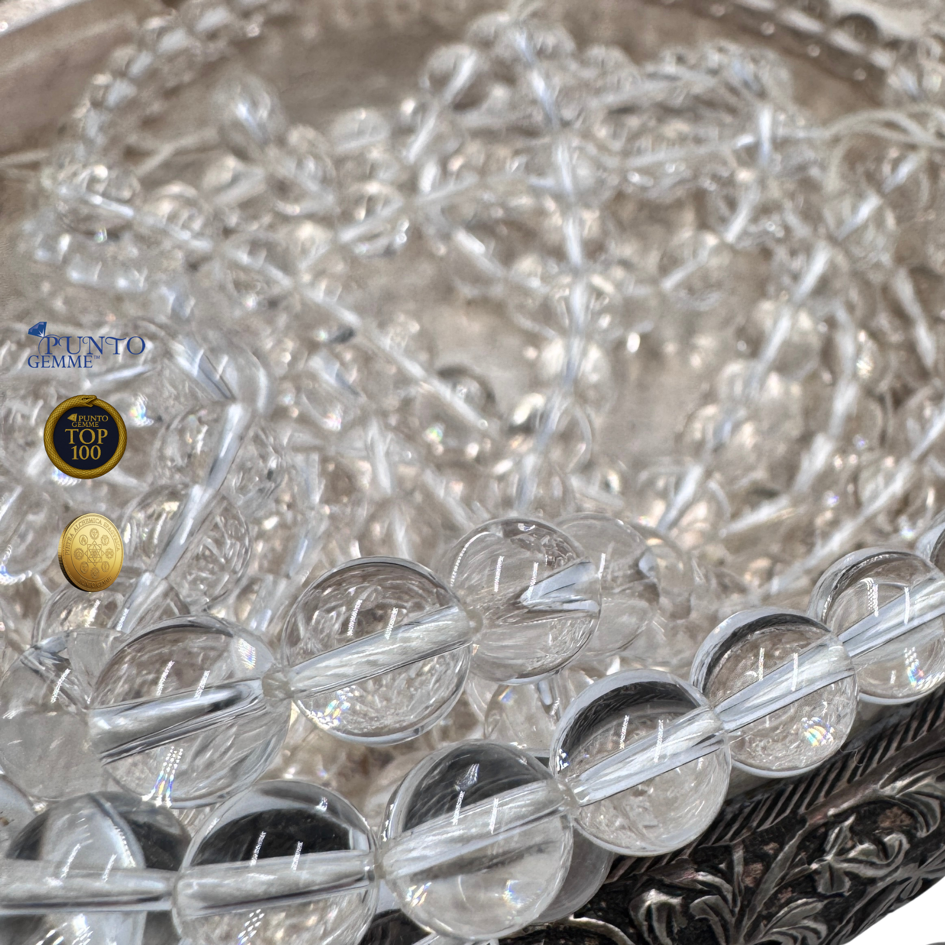 Scatto macro di perle tonde di Quarzo Ialino Grado AA, il Maestro Guaritore che fornisce chiarezza mentale.