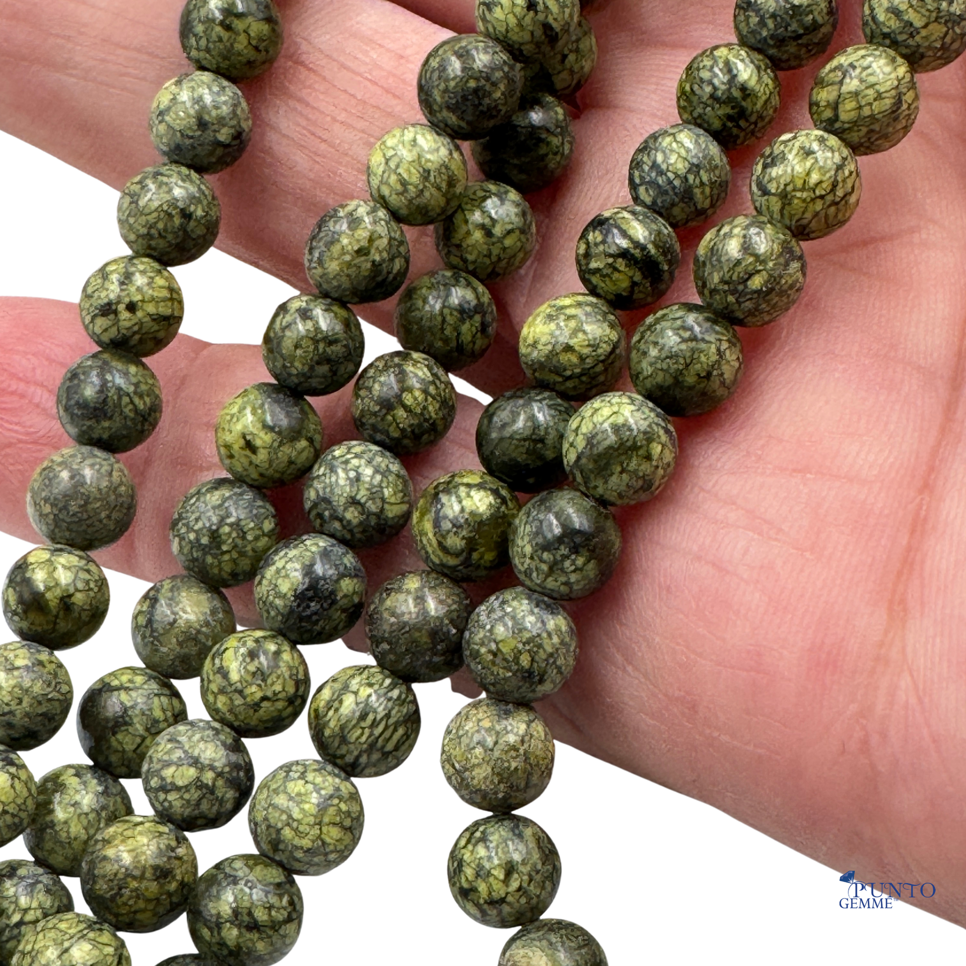 Dettaglio ravvicinato delle perle in Serpentine (PE0812-06) di 6 mm, che evidenzia la finitura lucida e le venature naturali.