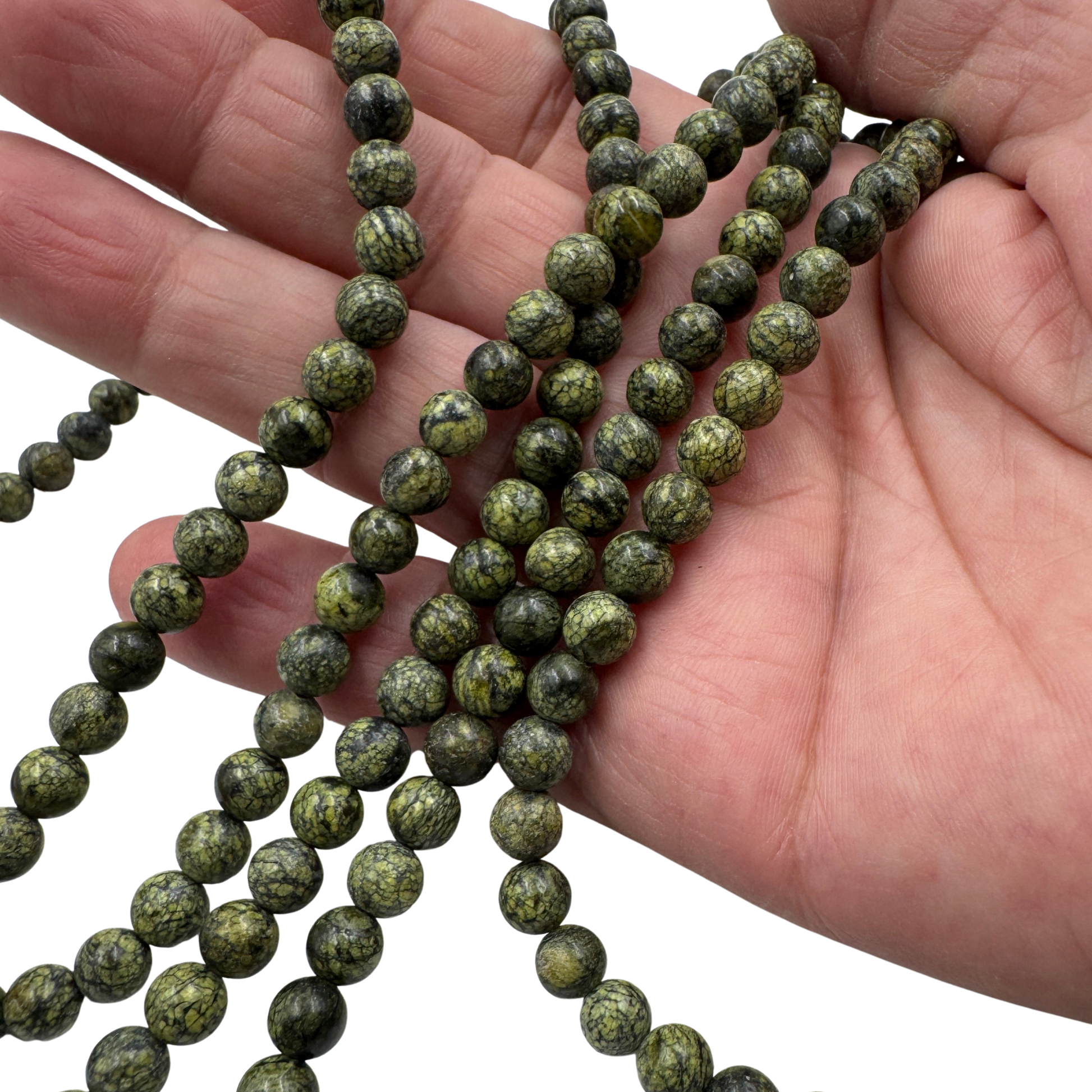 Filo di perle da 6 mm in Serpentine, ideale per gioielli che promuovono armonia e perdono (Codice PE0812-06).