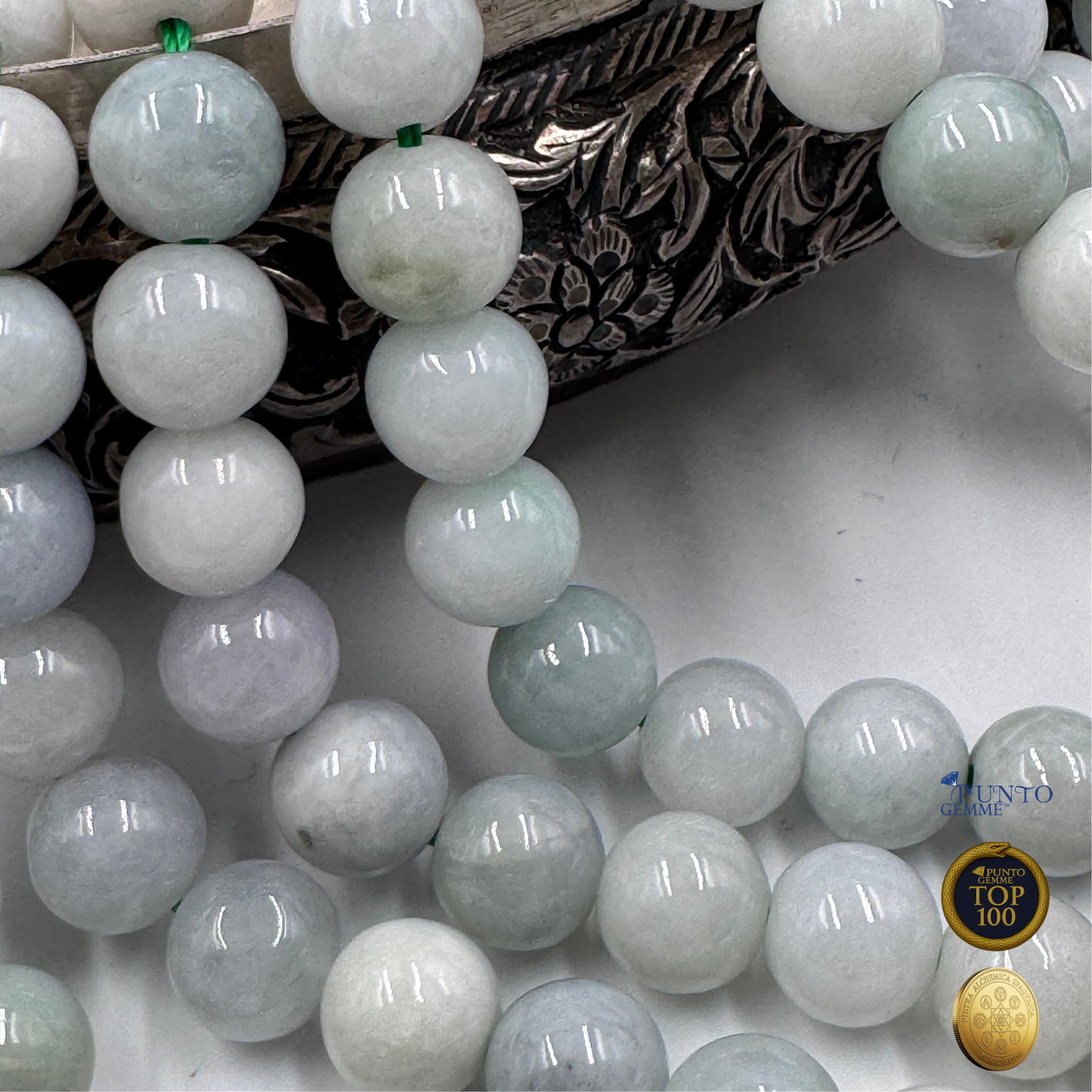 Scatto macro di perle tonde in Giada Burma, ideale per attirare fortuna e saggezza (Pietra della Prosperità).