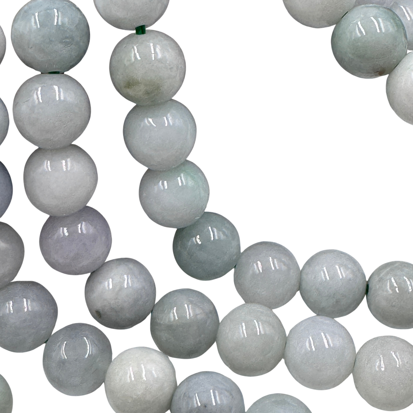 Dettaglio ravvicinato delle perle in Giada (PE0830-08) di 8 mm, che evidenzia la finitura lucida e la classificazione TOP 100.