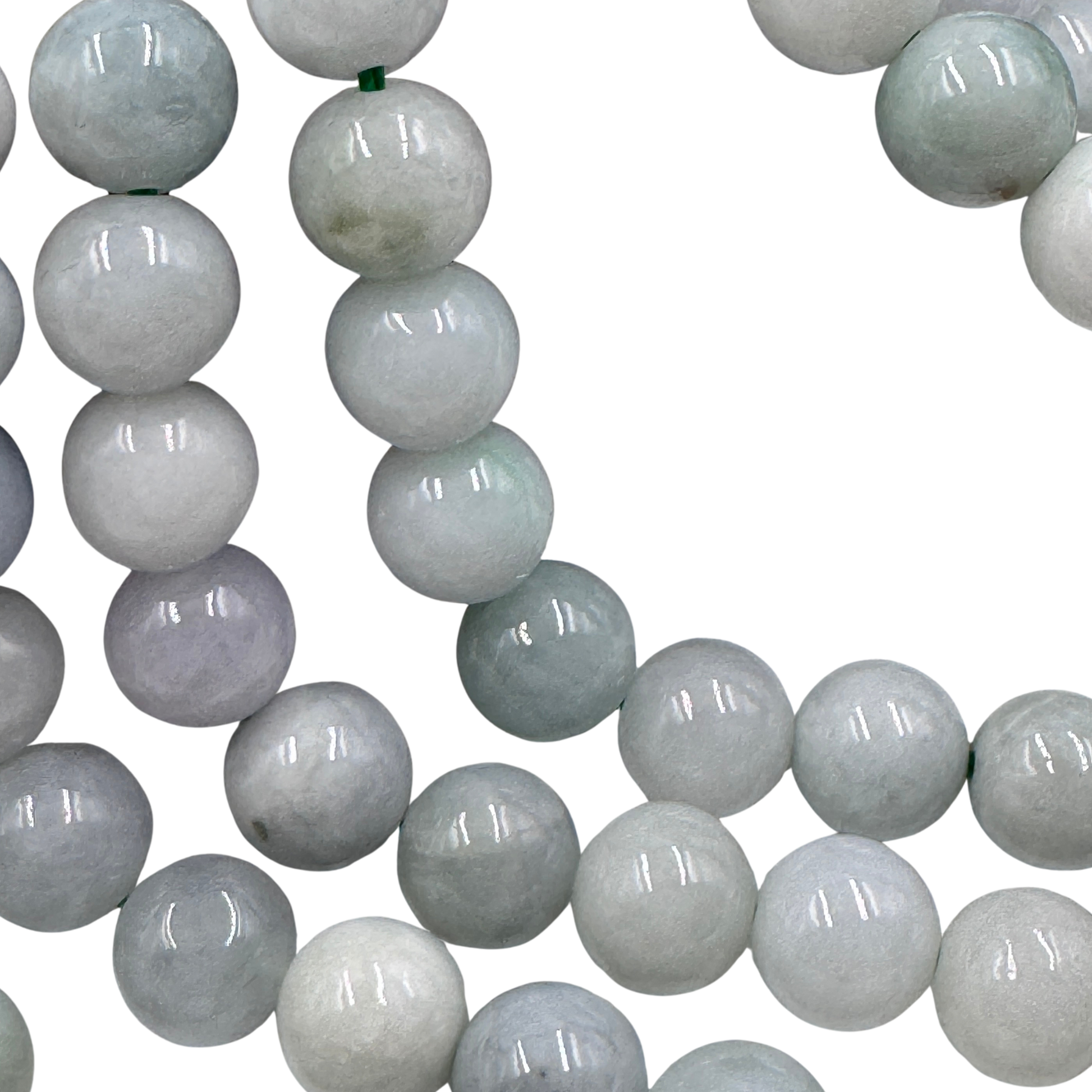 Dettaglio ravvicinato delle perle in Giada (PE0830-08) di 8 mm, che evidenzia la finitura lucida e la classificazione TOP 100.