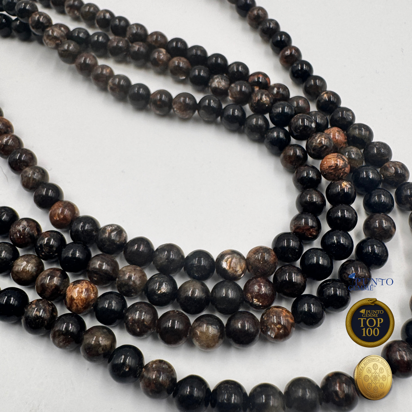 Filo completo di perle Biotite su sfondo neutro, pronto per la creazione di gioielli.