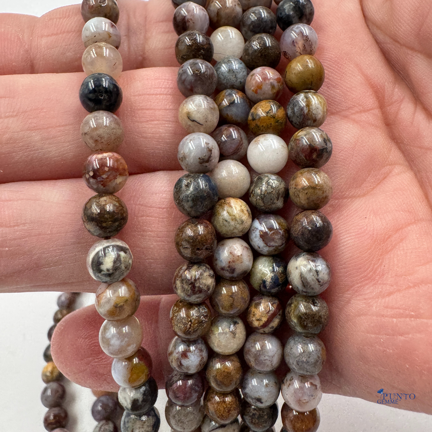 Filo di perle sferiche lisce di Pietersite naturale (PE0858-06) da 6 mm, con il pattern dinamico di blu e oro.