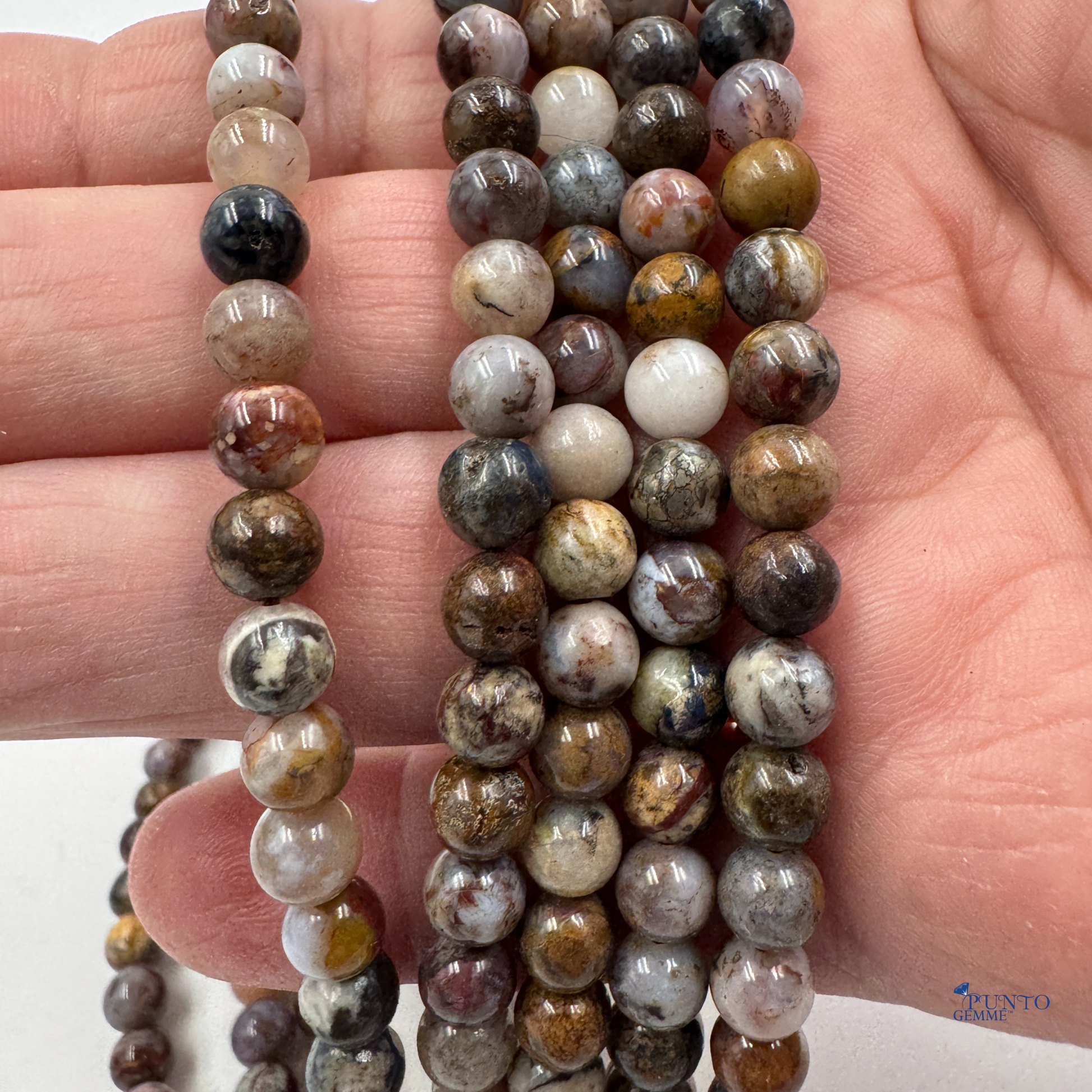 Filo di perle sferiche lisce di Pietersite naturale (PE0858-06) da 6 mm, con il pattern dinamico di blu e oro.