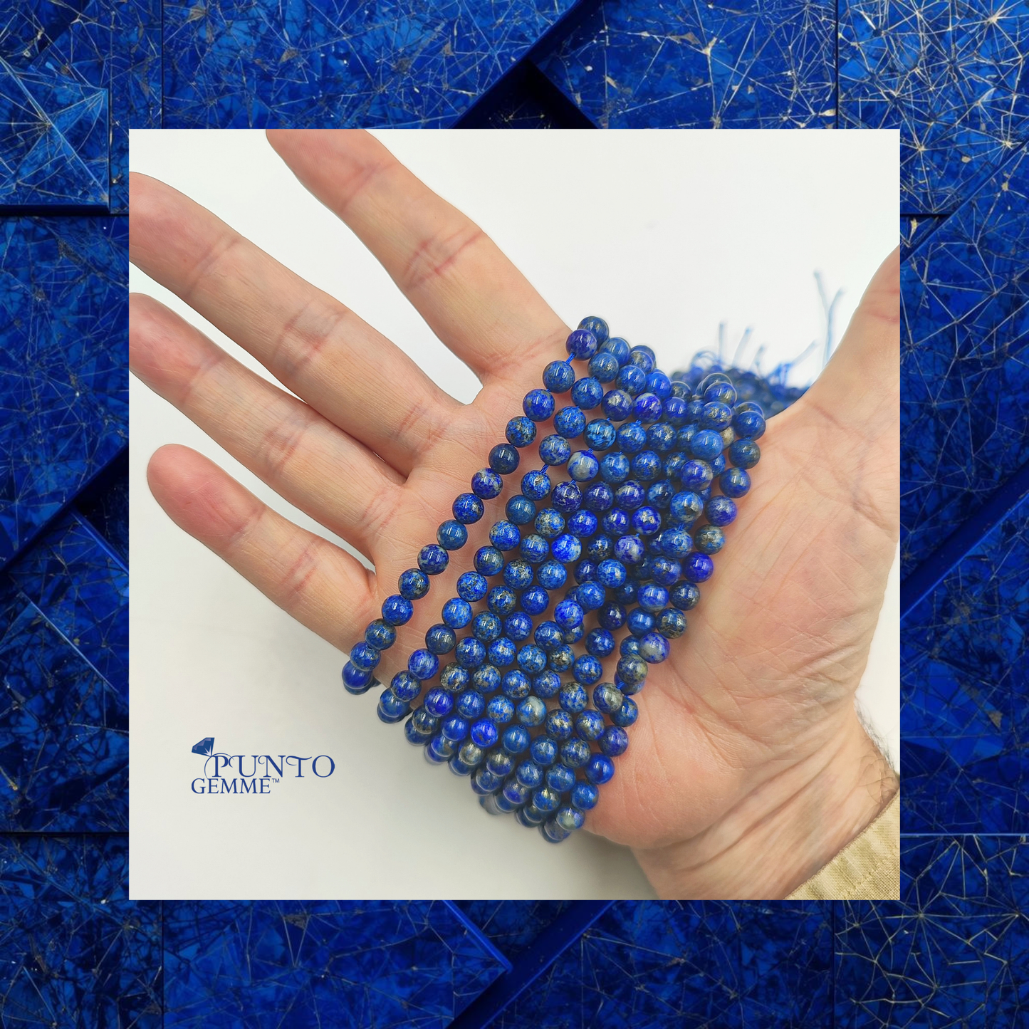 Dettaglio delle perle di Lapislazzuli naturale da 6 mm che mostrano il vero blu minerale non trattato.