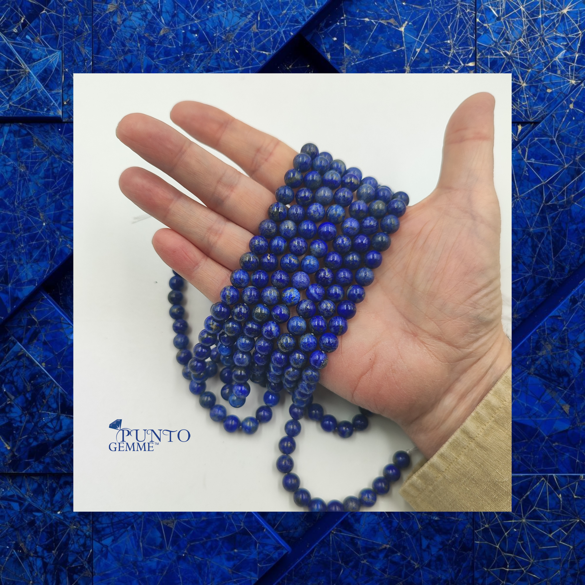 Dettaglio delle perle di Lapislazzuli naturale da 8 mm che mostrano il vero blu minerale non trattato.