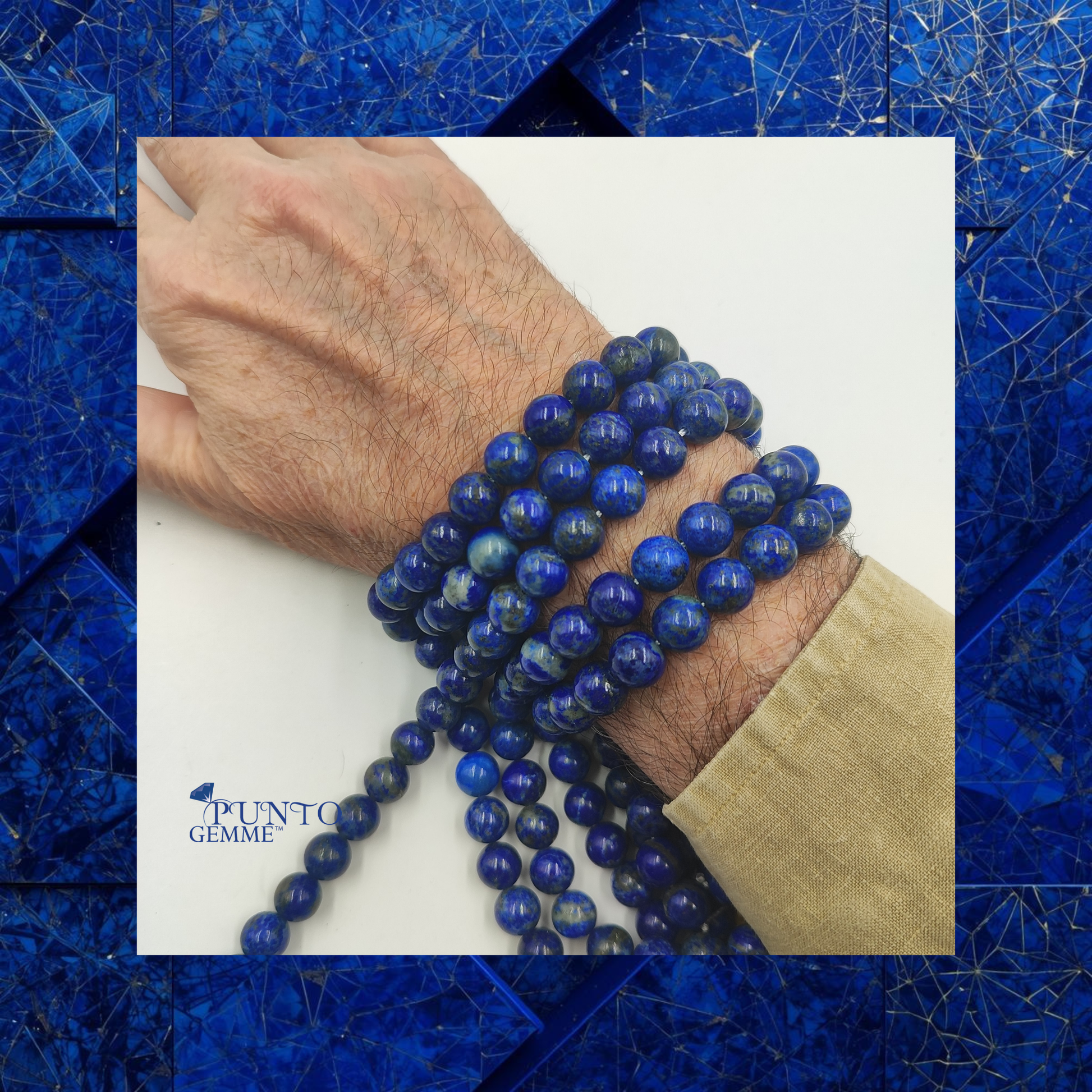 Dettaglio delle perle di Lapislazzuli naturale da 10 mm che mostrano il vero blu minerale non trattato.