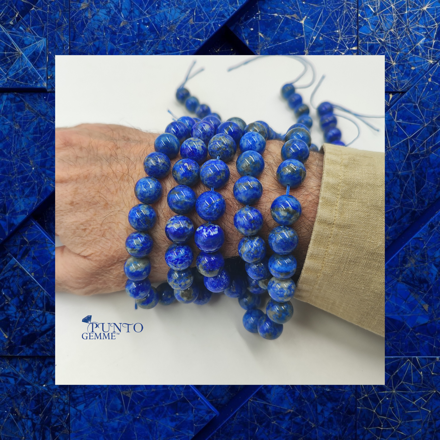 Perle sferiche di Lapislazzuli PE0989 caratterizzate da venature di calcite e scintille di pirite naturali.