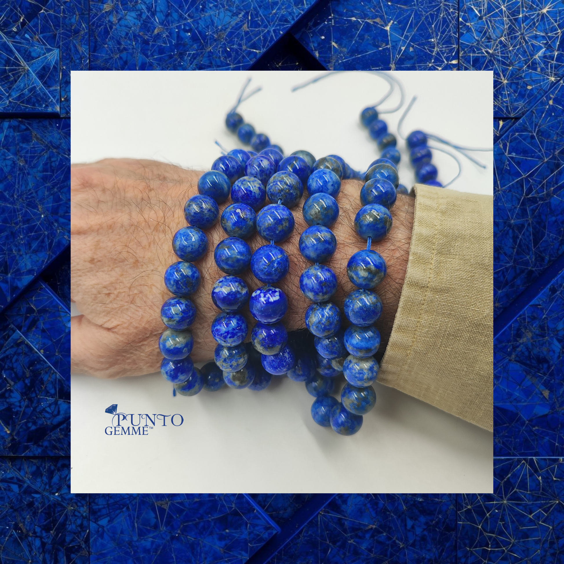 Perle sferiche di Lapislazzuli PE0989 caratterizzate da venature di calcite e scintille di pirite naturali.