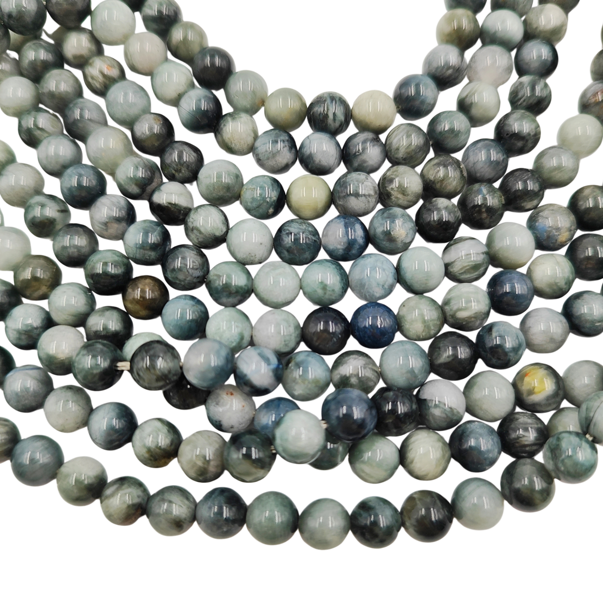 Primo piano del filo di Occhio d'Aquila, perle 8 mm lisce che mostrano l'effetto cangiante grigio-blu.