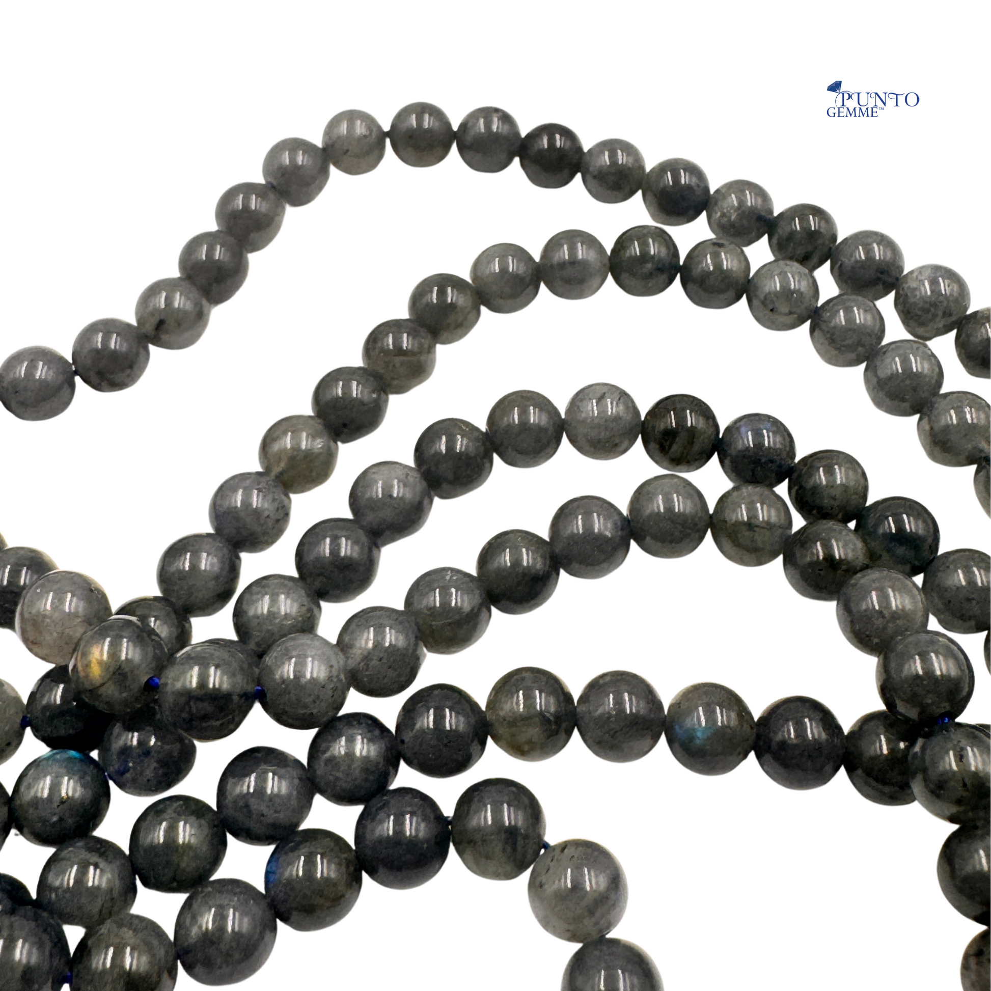 Il filo di Labradorite Nera utilizzato per un esercizio di radicamento o stabilizzazione.