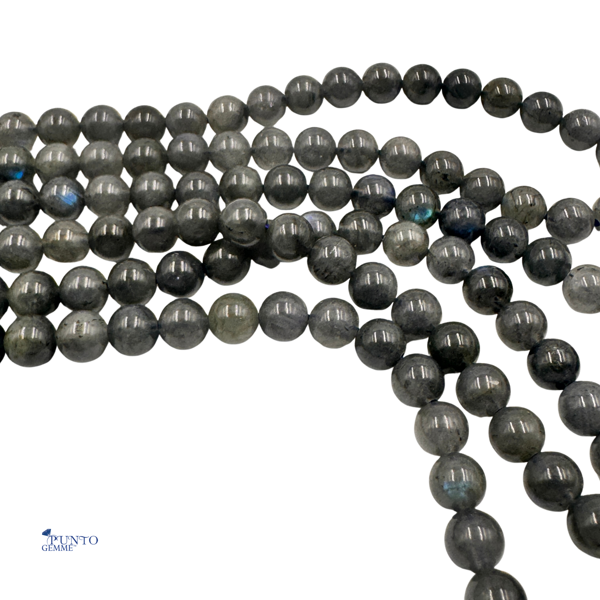 Primo piano delle perle, che mostra i riflessi argentati o bluastri (schiller) della Larvikite.