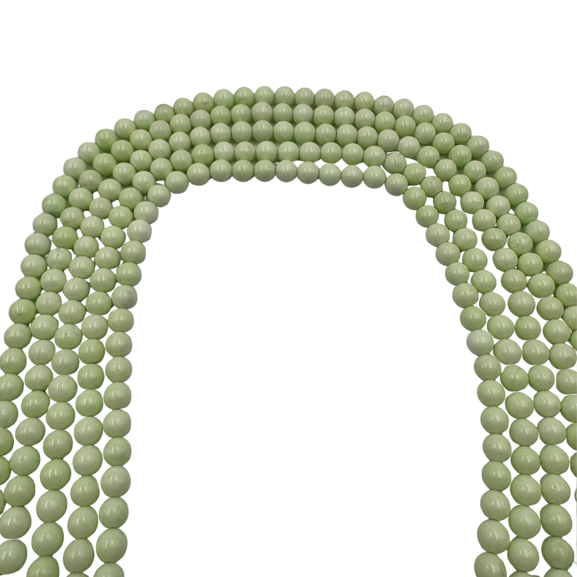 Primo piano del filo di Crisoprasio Australiano , perle tonde lisce che mostrano il brillante colore verde mela.