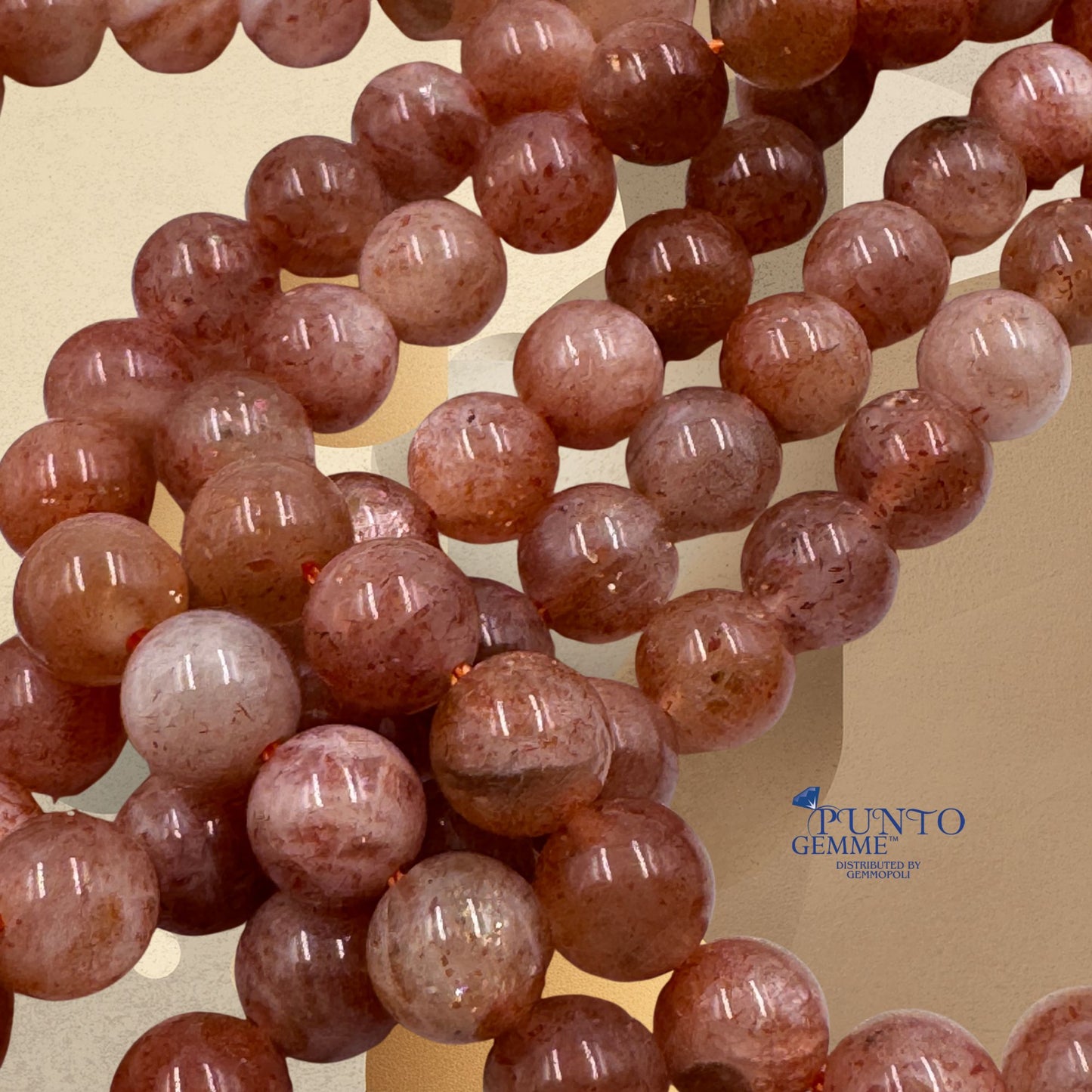 Confronto tra perle di Pietra del Sole per mostrare la varietà di sfumature naturali.