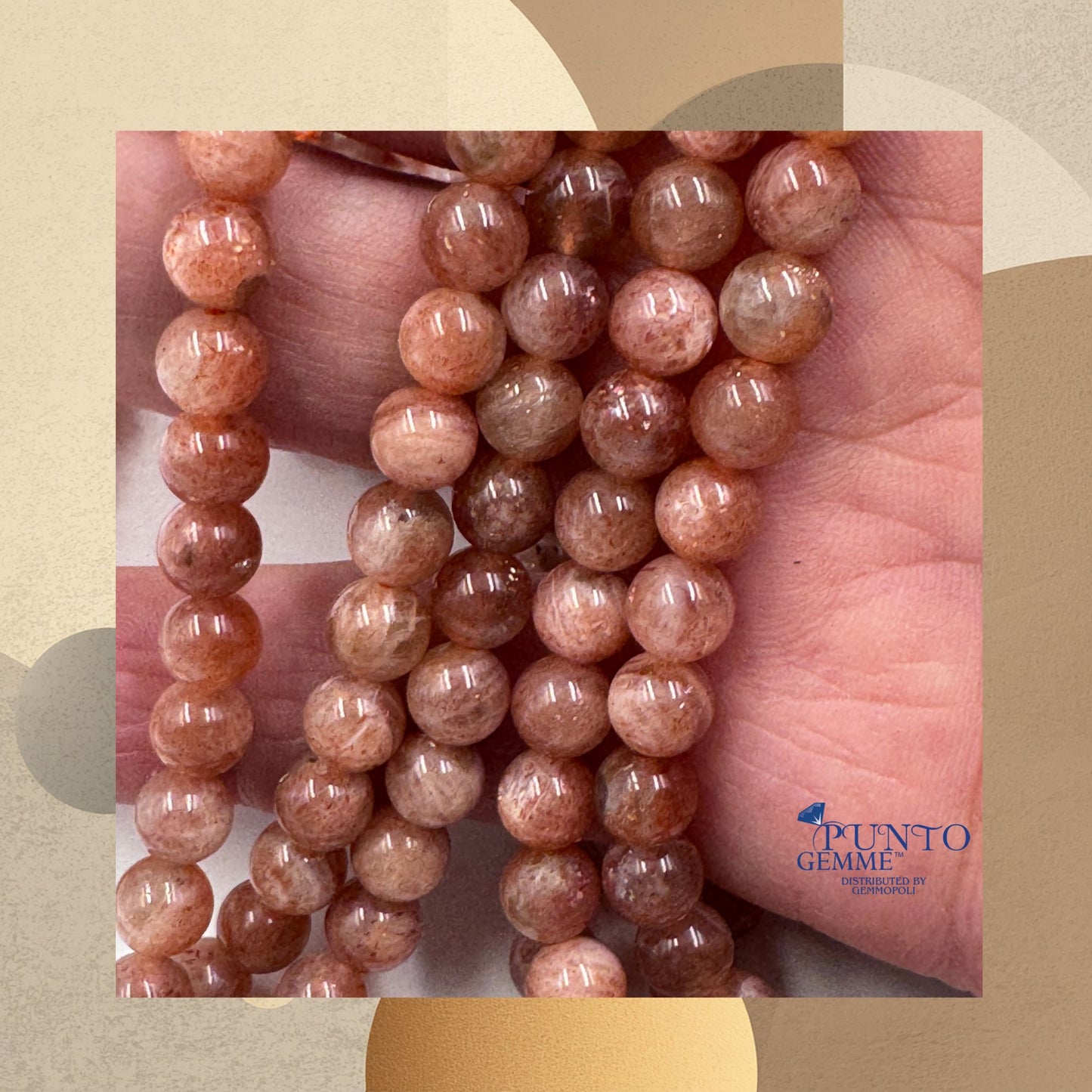 Filo di Sunstone PE0955-06 su sfondo artistico mostra tonalità arancio caldo.