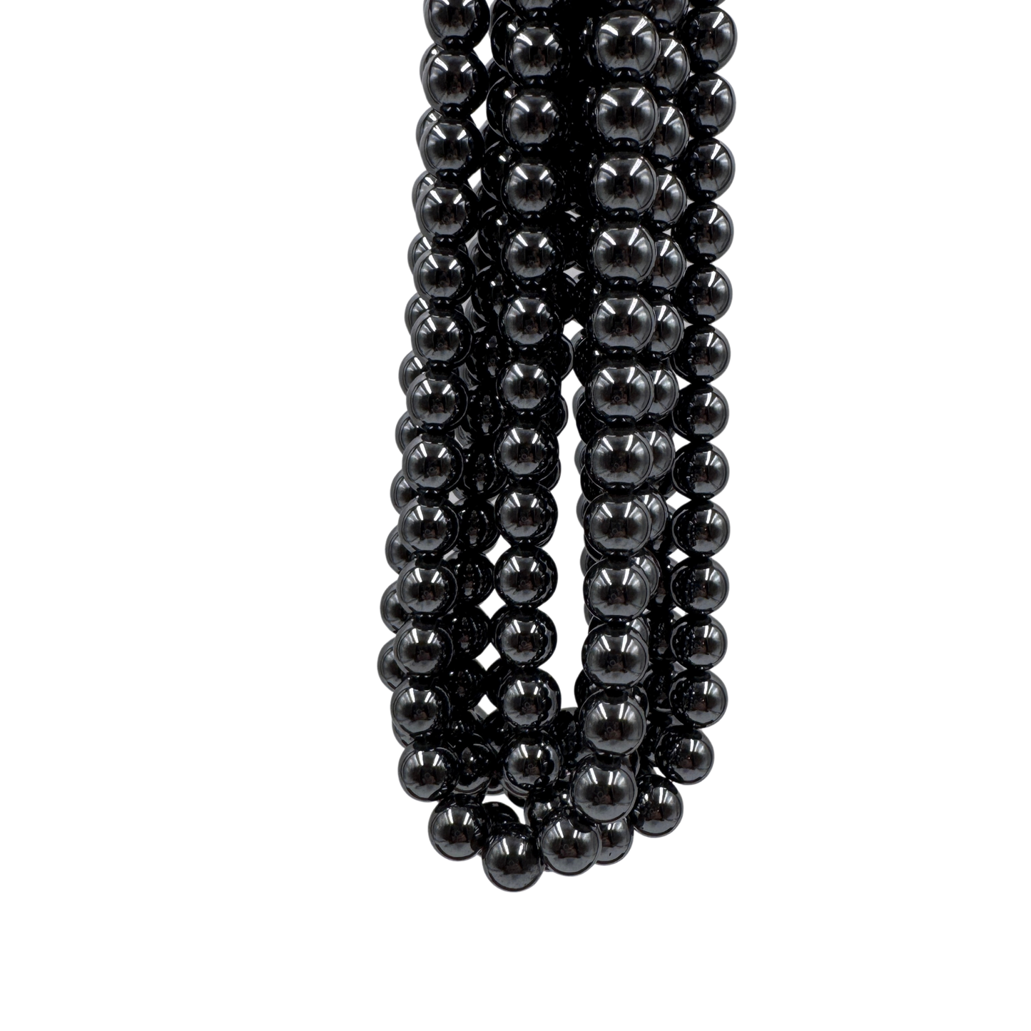 Primo piano di  perle di Ematite che evidenzia la finitura liscia e compatta.