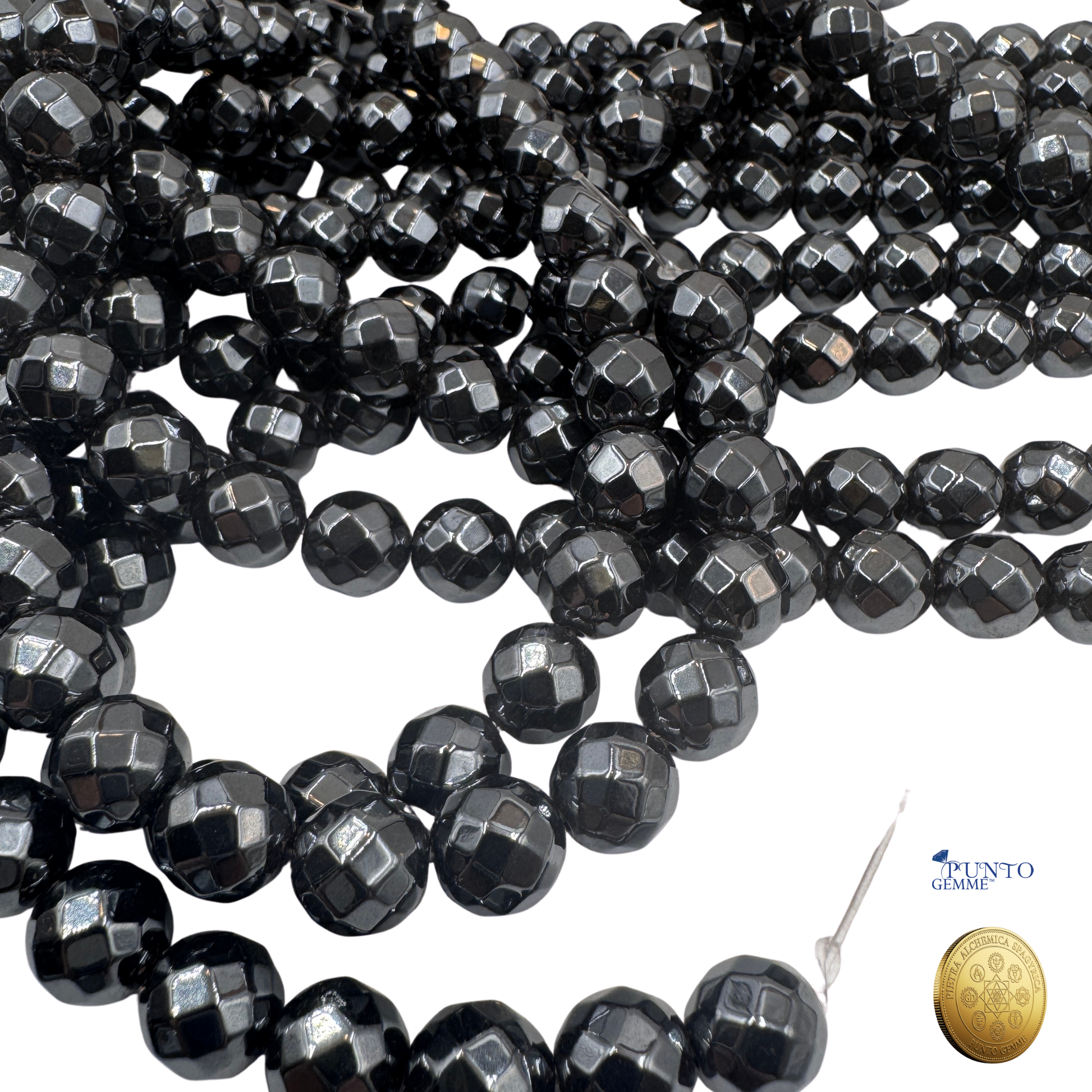 Scatto artistico che richiama l'Ematite come pietra del radicamento (Primo Chakra).