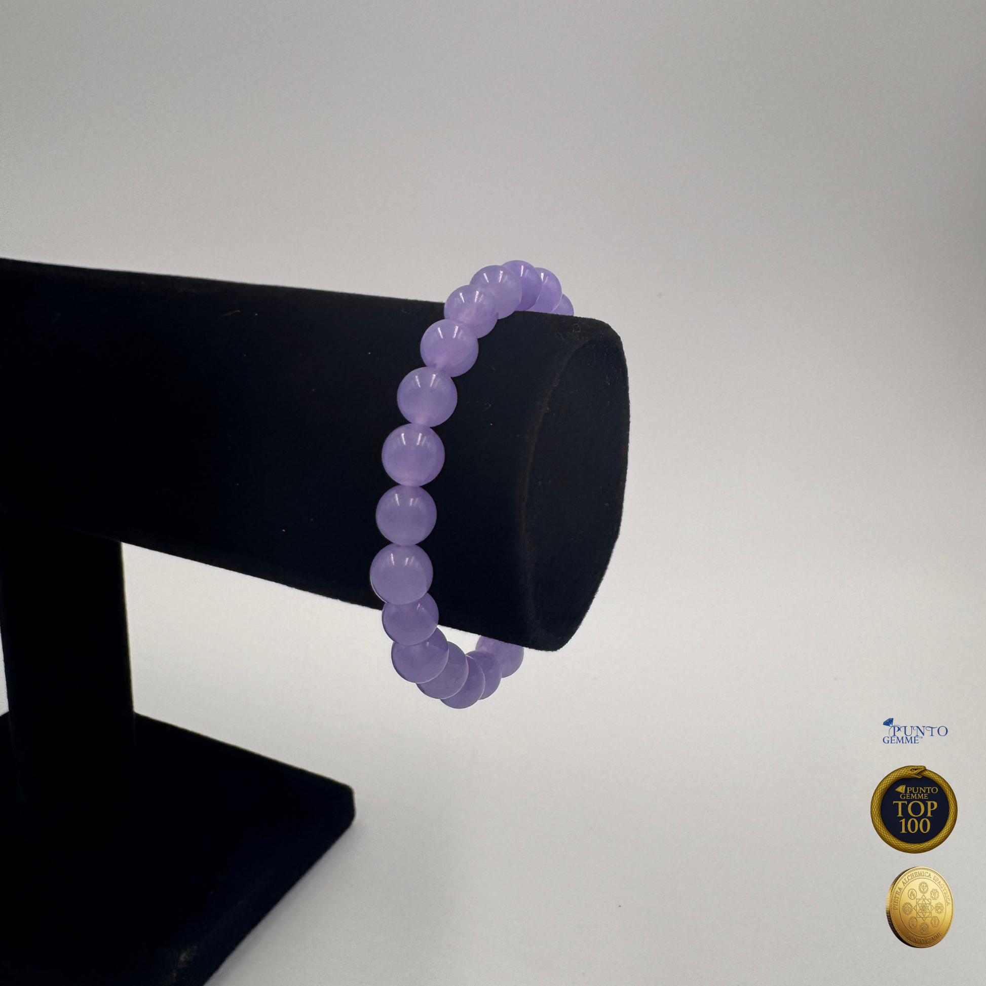 Bracciale Calcedonio Lavanda indossato su espositore, per mostrare la vestibilità della Taglia L.