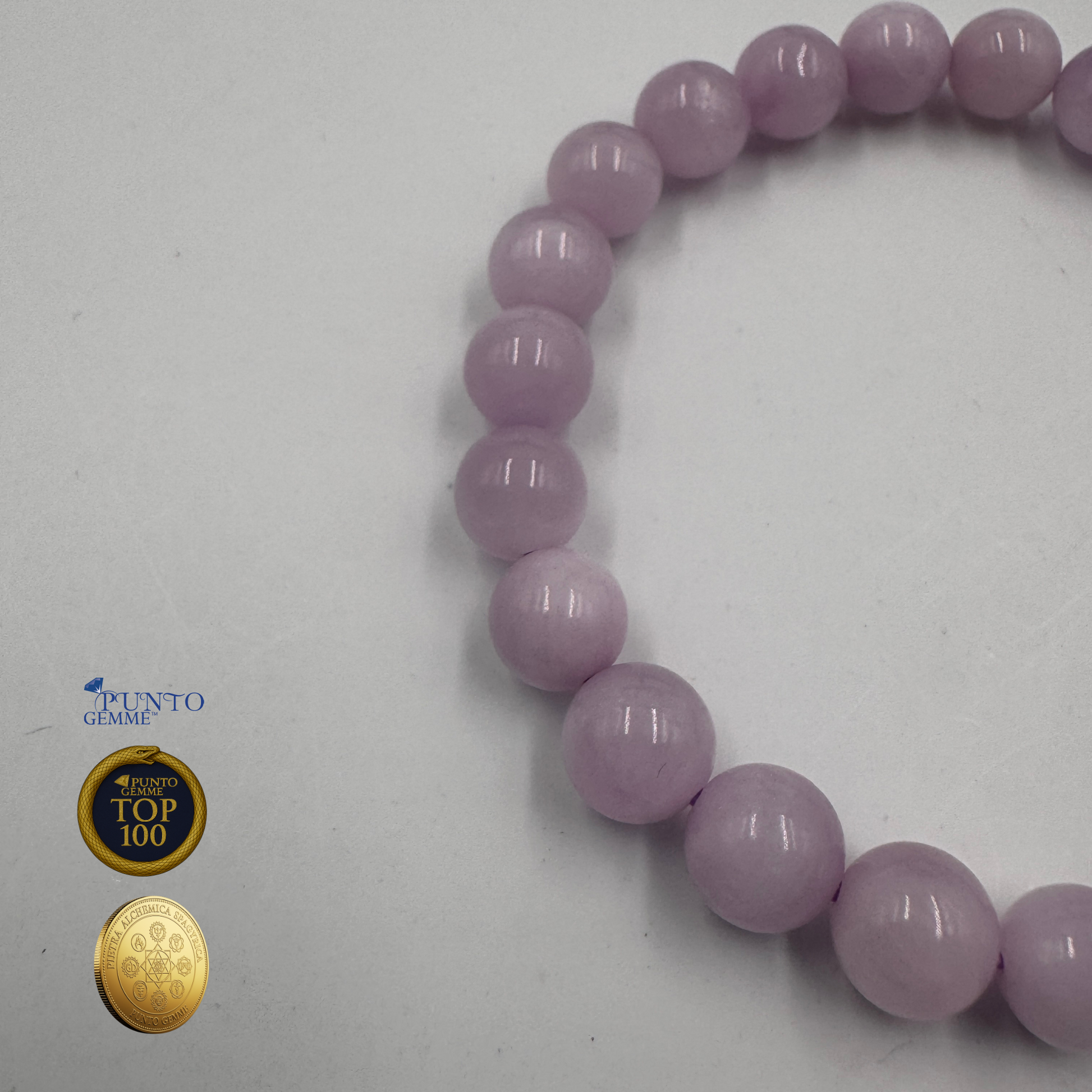 Dettaglio macro delle perle di Kunzite, che mostrano la lucentezza vitrea e la tonalità delicata della pietra.