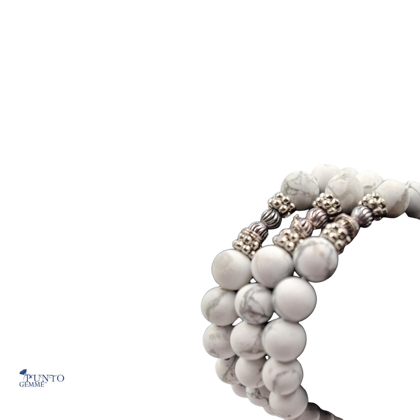  Dettaglio ravvicinato delle perle di Howlite con l'inserto metallico, che mostrano la venatura naturale.