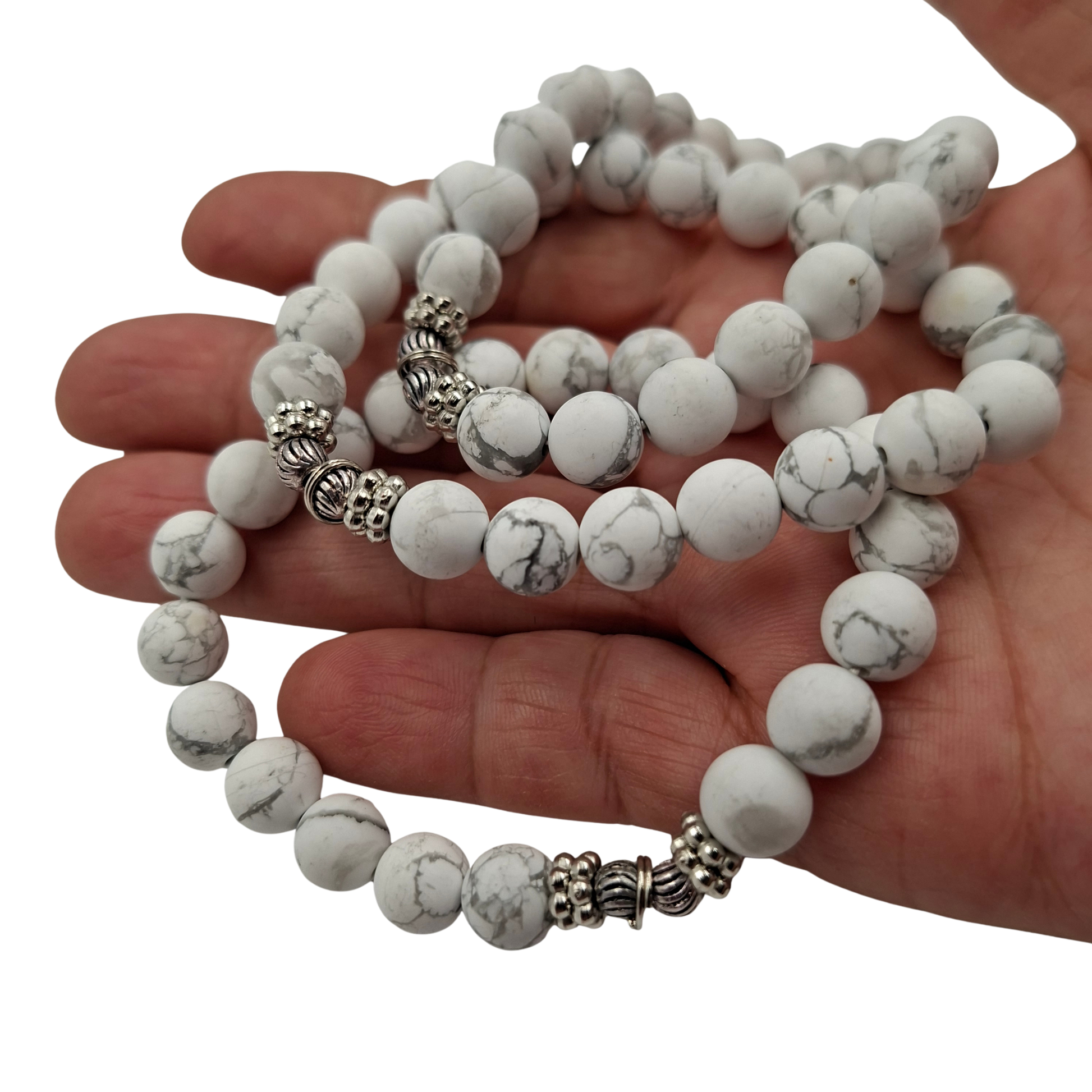 Il bracciale in Howlite Bianca con venature grigie, indossato, che ne evidenzia la misura e l'eleganza minimal.