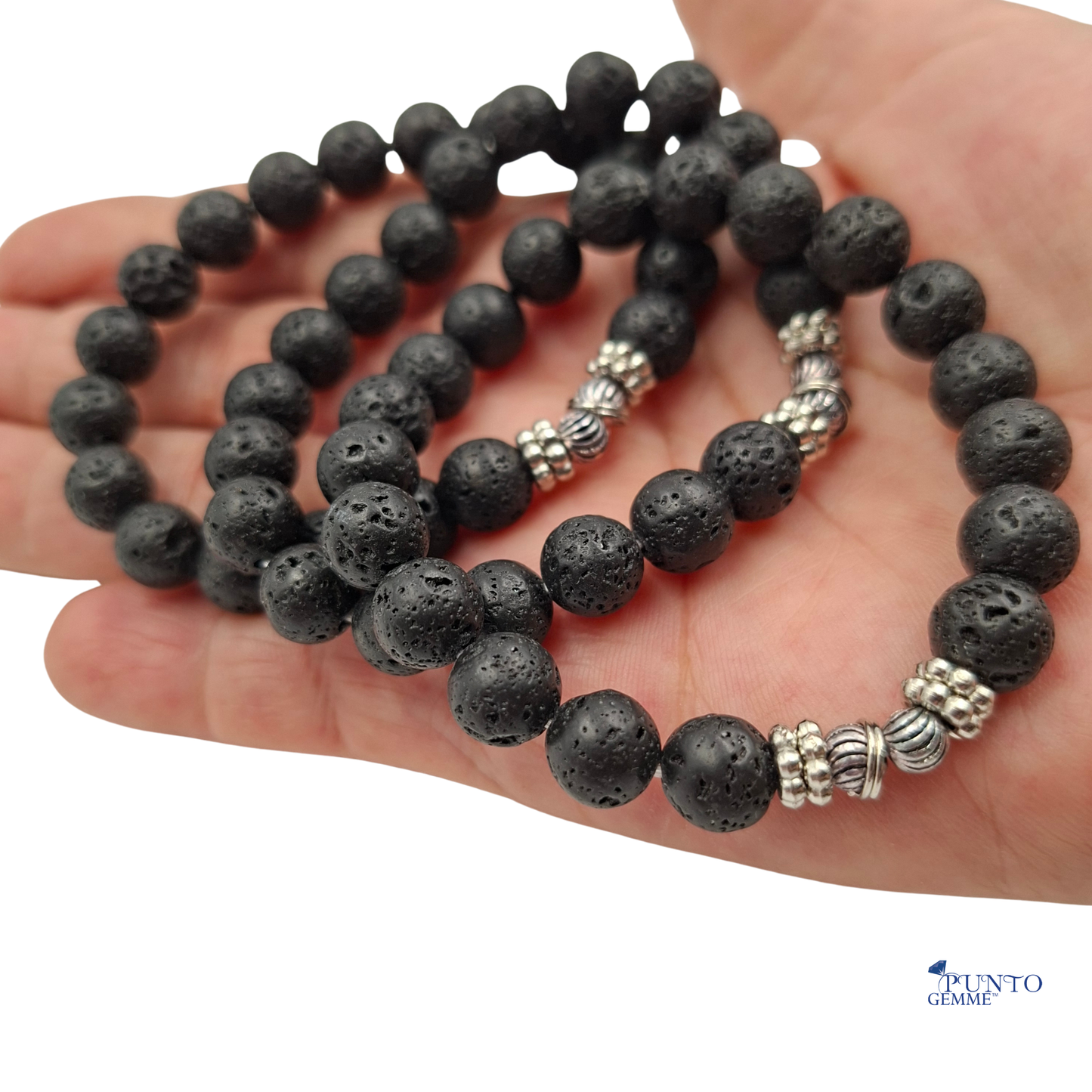 Il bracciale in Pietra Lava, che evidenzia l'aspetto poroso e il colore nero.
