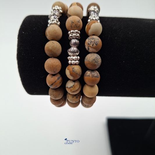 Il bracciale Diaspro fotografato per simboleggiare la forza di volontà, il radicamento e la protezione.