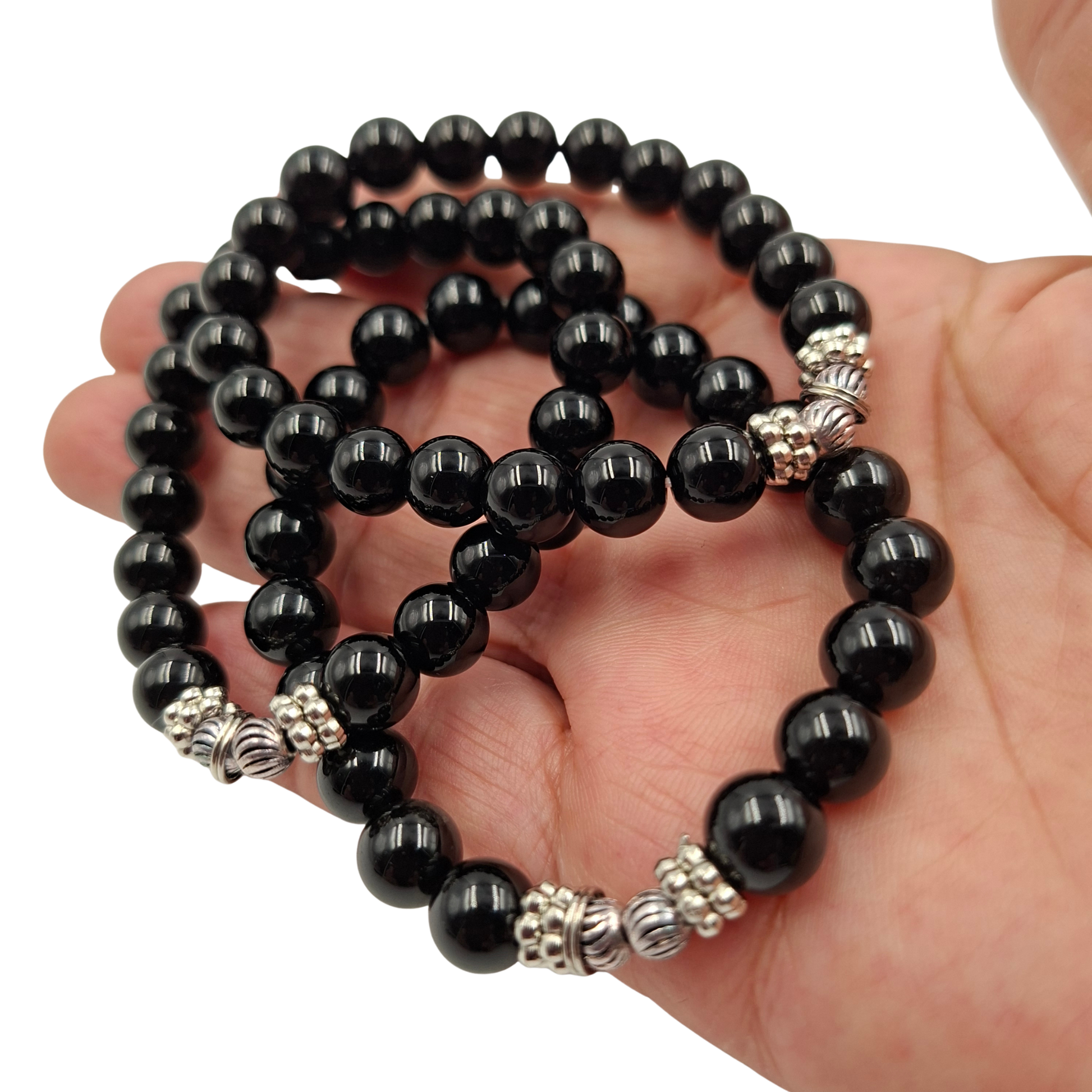 Bracciali elastico Tormalina Nera naturale 8 mm appoggiati su mano PE8004