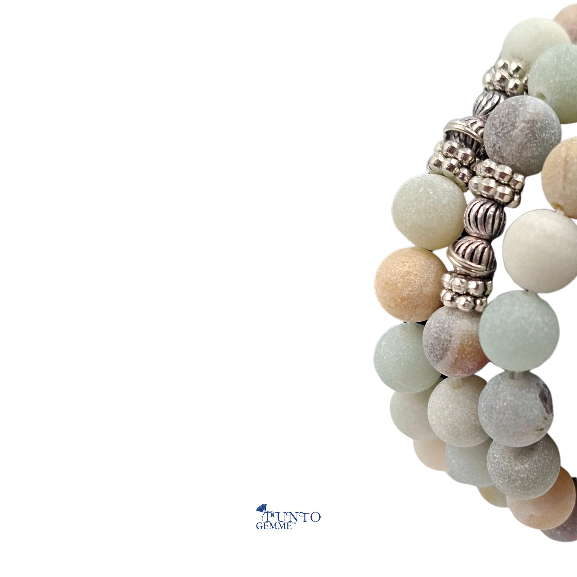 Dettaglio ravvicinato delle perle di Amazzonite e dell'inserto metallico, evidenziando la non lucidatura, matte,opaco.