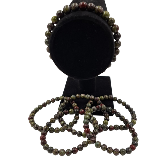 Bracciale elastico in Diaspro Sangue di Drago, Tonda Liscia, con le macchie rosse in evidenza.