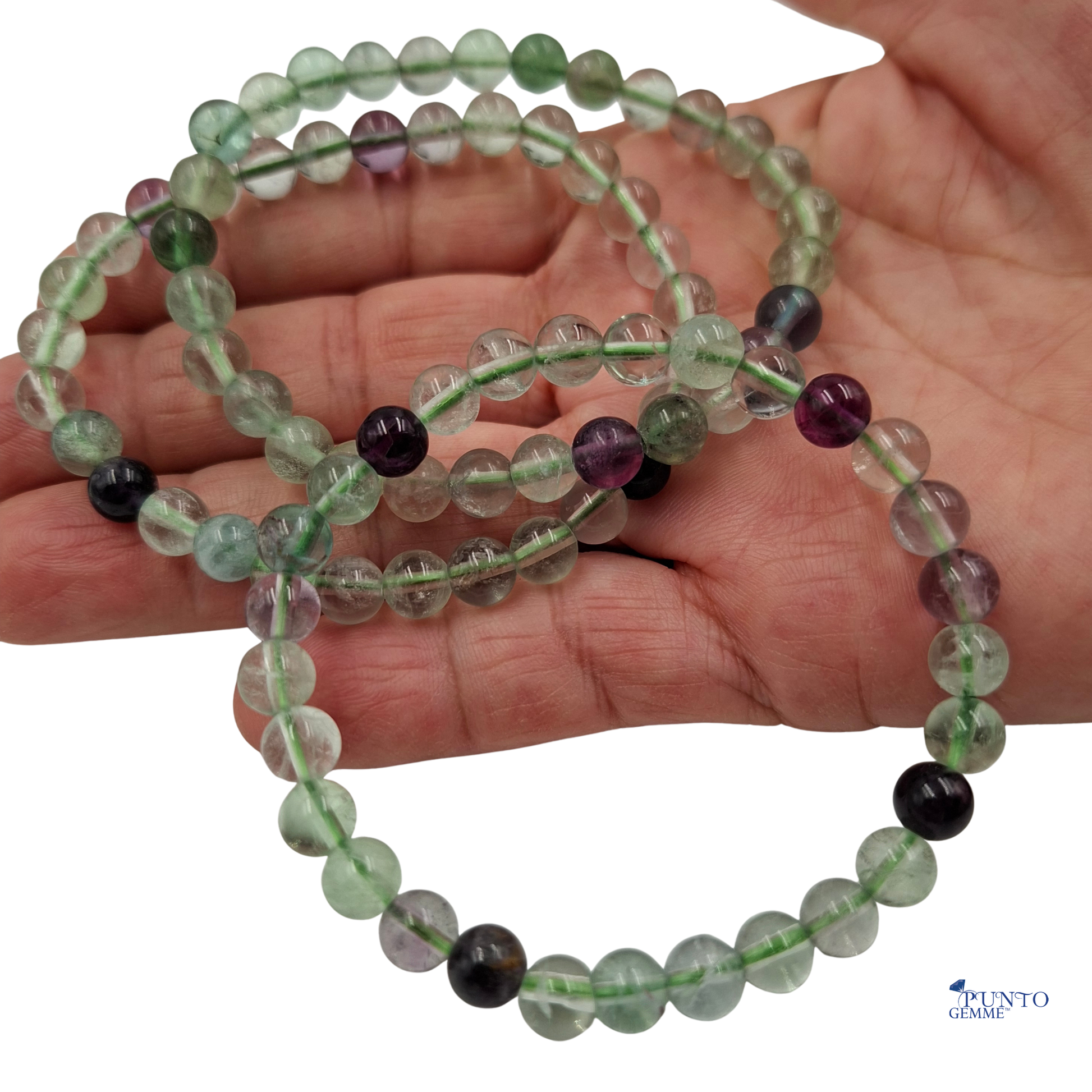 Dettaglio ravvicinato delle perle di Fluorite , che mostrano le transizioni di colore tra il verde e il viola.