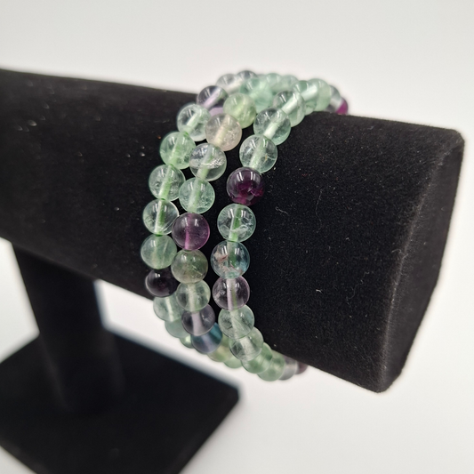Il bracciale in Fluorite indossato su un polso, evidenziando il taglio da e le delicate sfumature cromatiche.