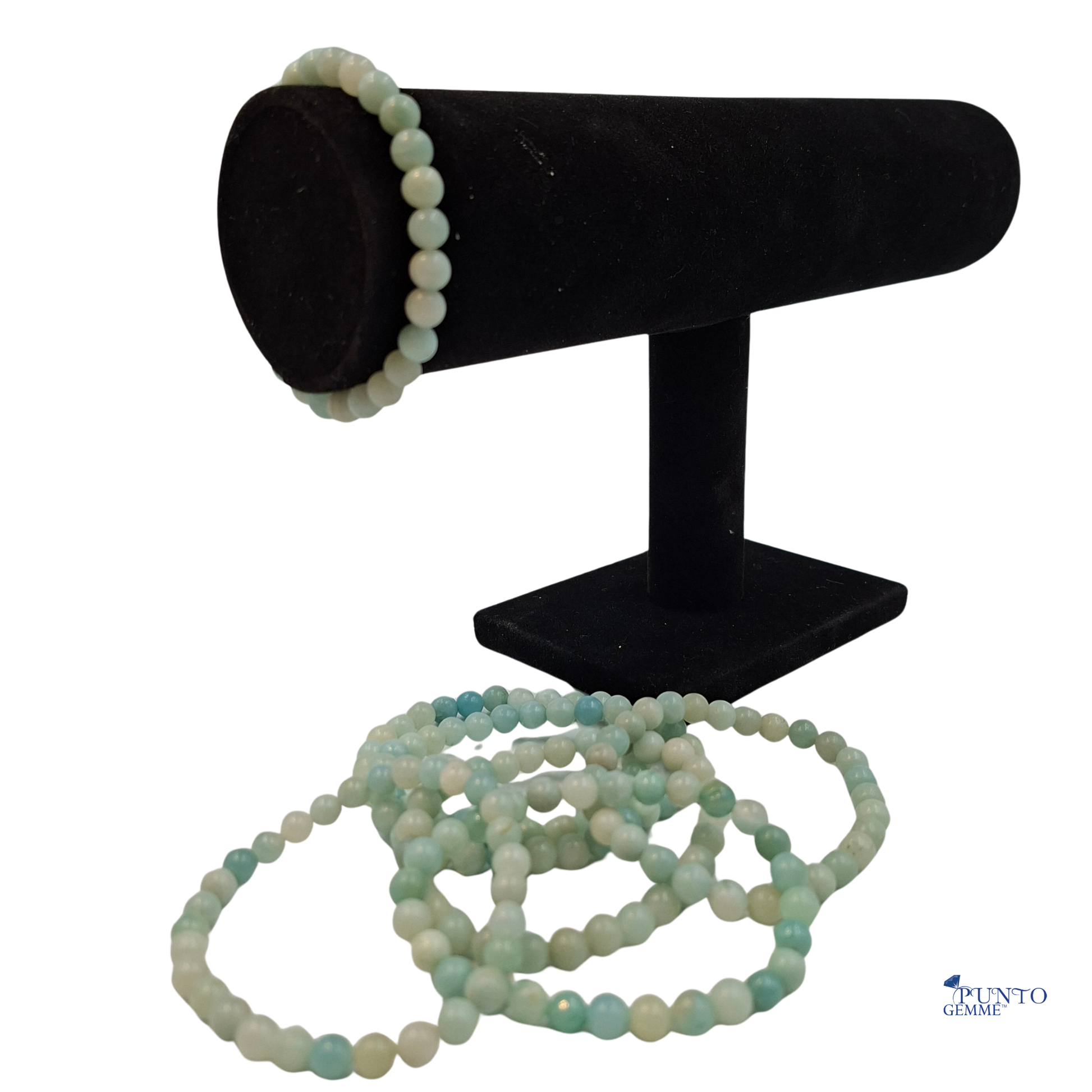 Il bracciale in Amazzonite su espositore, evidenziando la delicatezza della perla da 6 mm.e