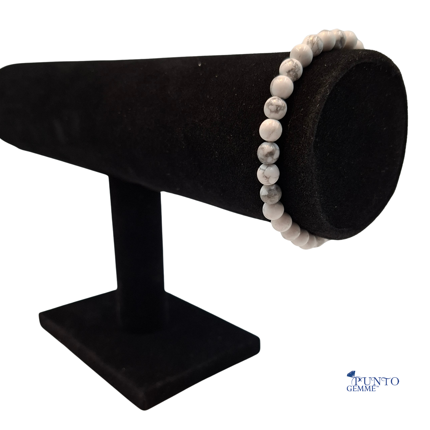 Il bracciale in Howlite Bianca indossato su polsiera, evidenziando il taglio da e il colore neutro e rilassante.