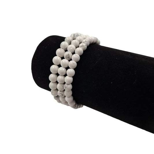 Bracciale elastico in Howlite Bianca Tonda Liscia , con venature grigie che ne accentuano l'aspetto marmoreo.