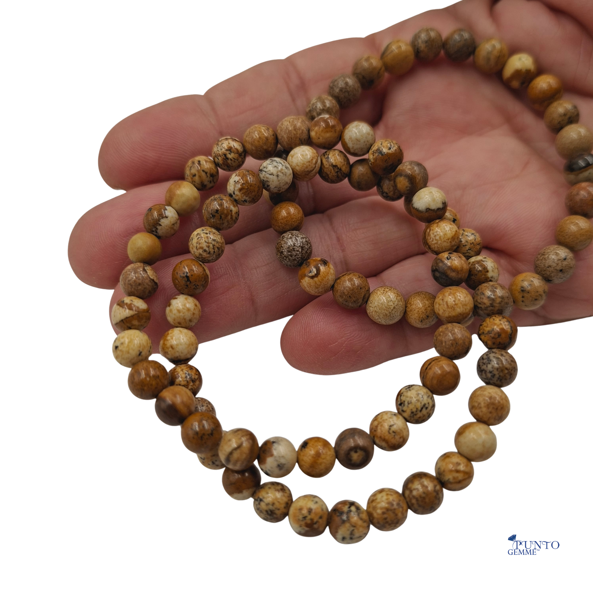 Il bracciale in Pietra Paesina appoggiato sulla mano, evidenziando la delicatezza della perla.