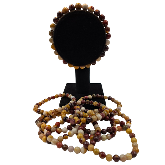 Bracciale elastico in Mookaite 6mm, che mostra la gamma di colori naturali rosso, giallo e viola.