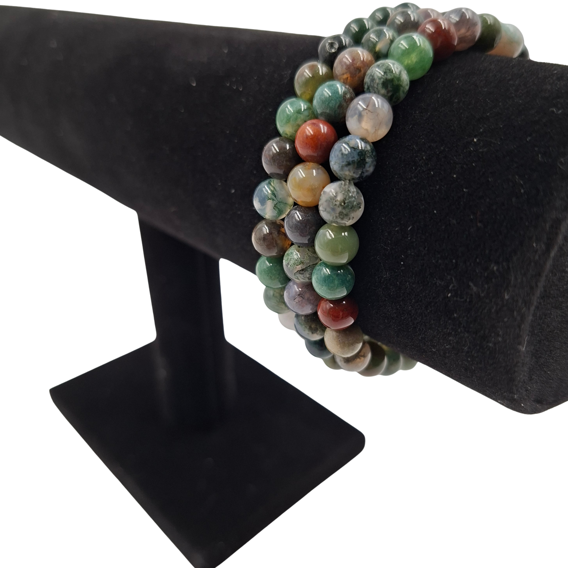 Il bracciale in Agata Indiana indossato su polsiera, evidenziando il taglio e le tonalità terrose e multicolori.