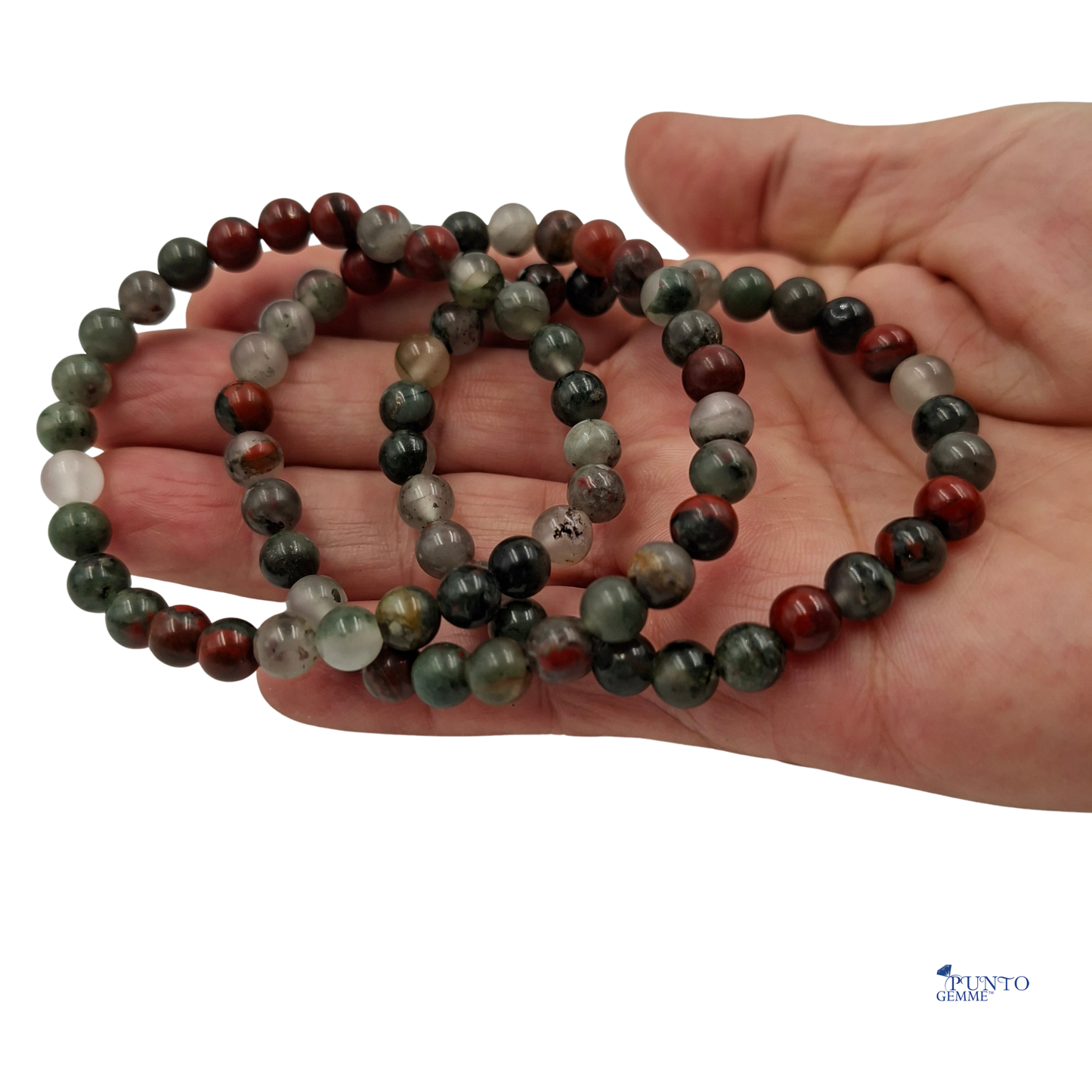 Dettaglio ravvicinato delle perle di Eliotropio , che mostrano la texture microcristallina e le inclusioni rosse di ossido di ferro.