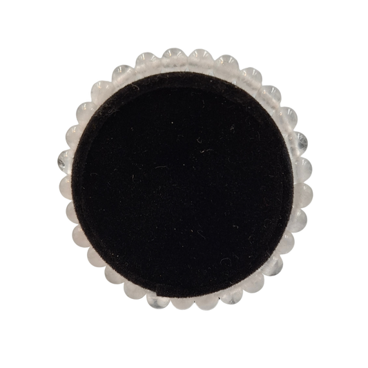 Dettaglio ravvicinato delle perle di Giada Bianca 6mm, che mostrano la lucentezza cerosa.